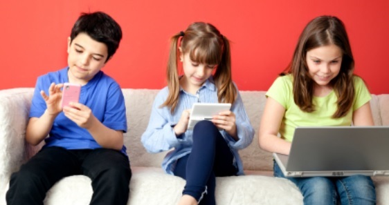 Studi: Lebih dari Enam Jam Melihat Gadget dapat Tingkatkan Risiko Diabetes pada Anak