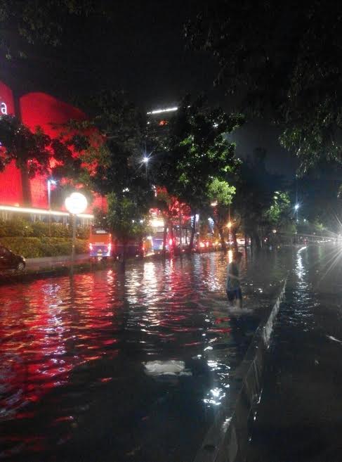 Hujan Deras, Depan Gandaria City Lumpuh