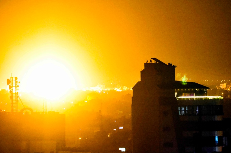 Tiga Malam Bertempur, Israel Serang Pertahanan Hamas di Gaza