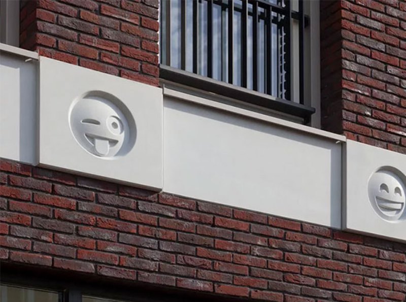 Unik! Gedung Bertabur Emoji