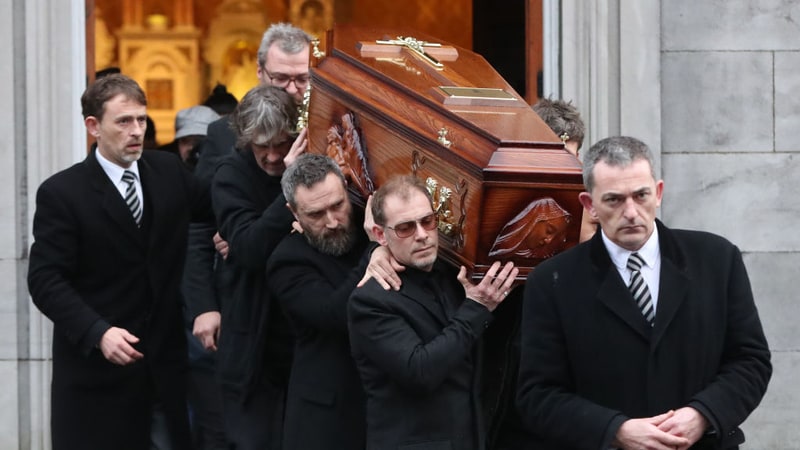Dolores O'Riordan Dimakamkan di Sebelah Pusara Ayah