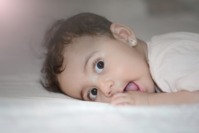 Cara Membersihkan Lidah Si Kecil