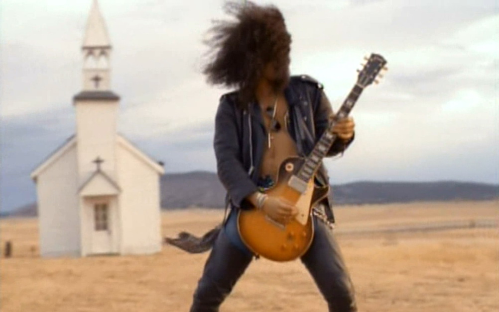 Tangkapan layar video klip November Rain. Sumber: Youtube Gun N' Roses