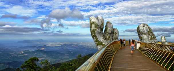 Tangan 'Tuhan' Penopang Jembatan Emas