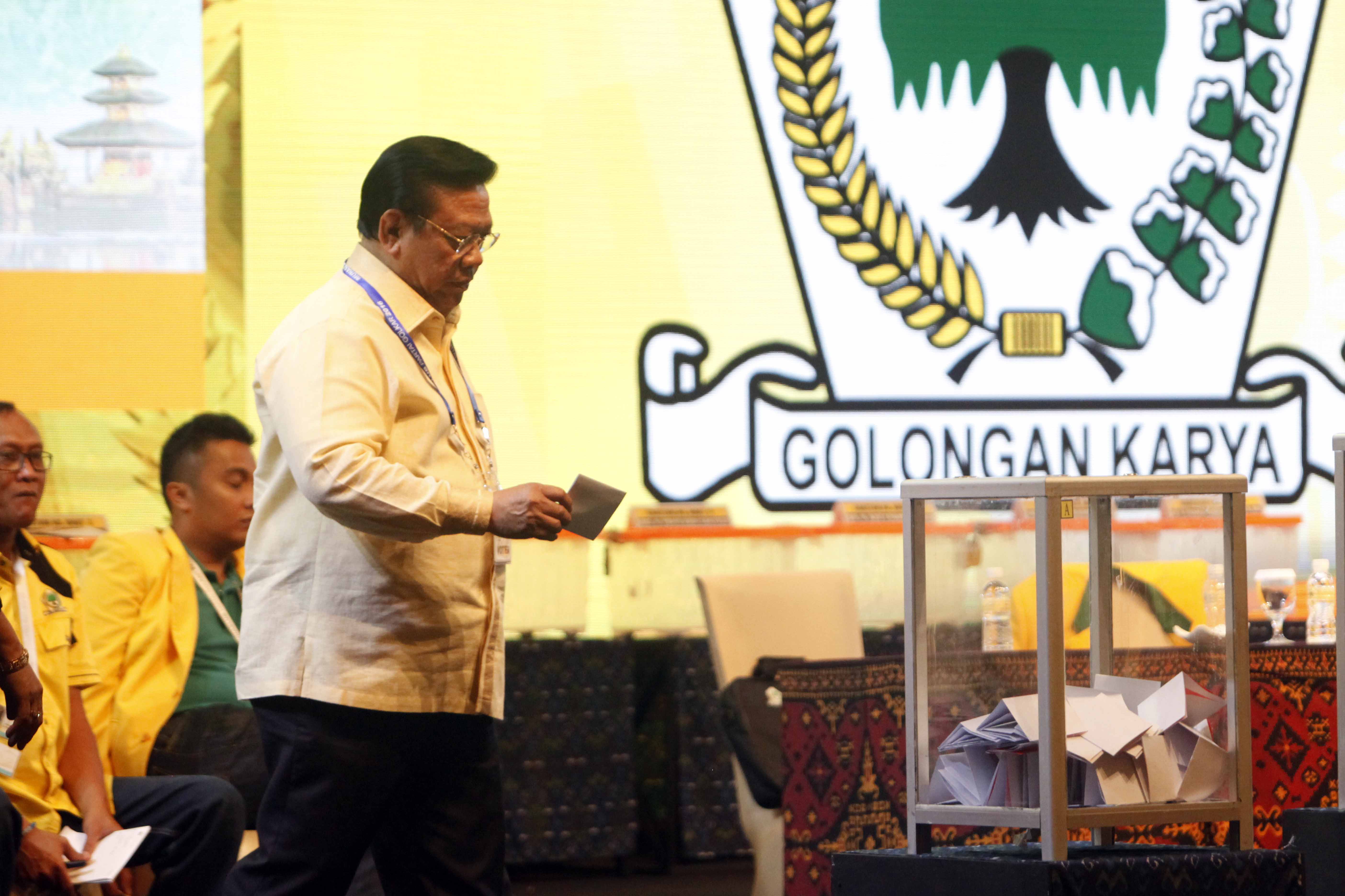 Ade Komarudin Withdraws, Setya Novanto Elected as Golkar Chairman