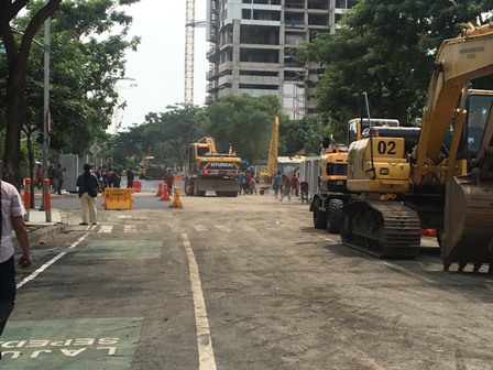 Jalan Gubeng yang Ambles Mulai Diaspal
