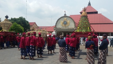 Ribuan Orang Berebut Gunungan Grebeg Maulud di Yogyakarta 