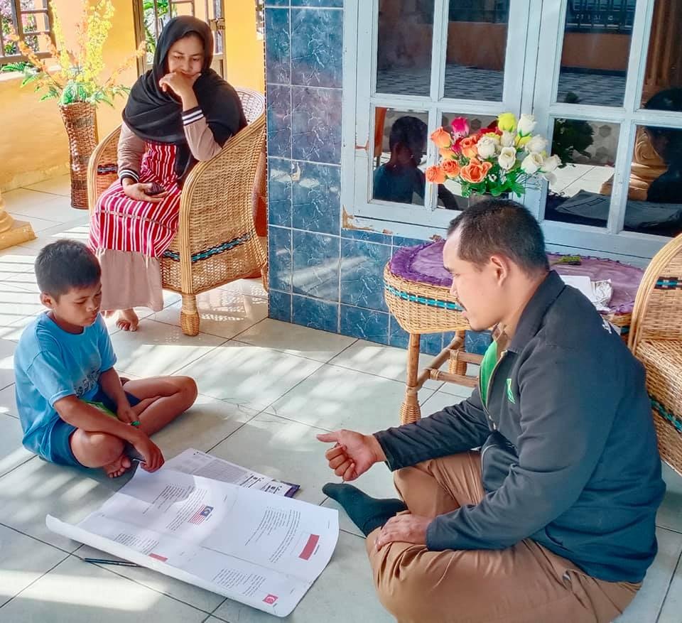 Kisah Guru Dampingi Pembelajaran Siswa yang Terkendala Internet ...