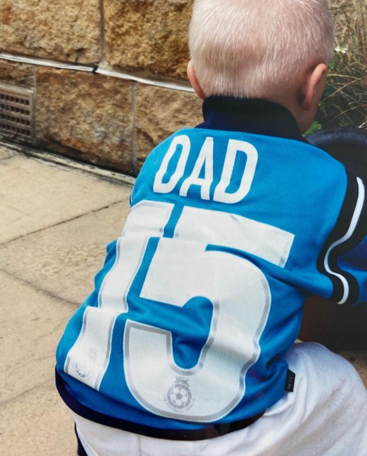 Foto masa kecil Erling Haaland pakai jersey Man City. (instagram @erling.haaland)