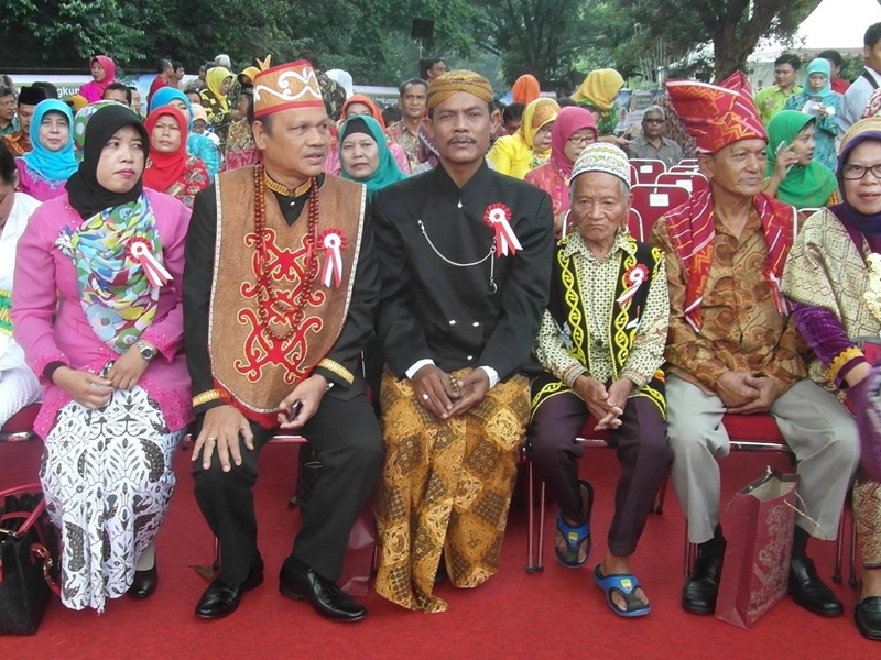 Mashadi, Penyelamat Pesisir yang Dianggap Gila