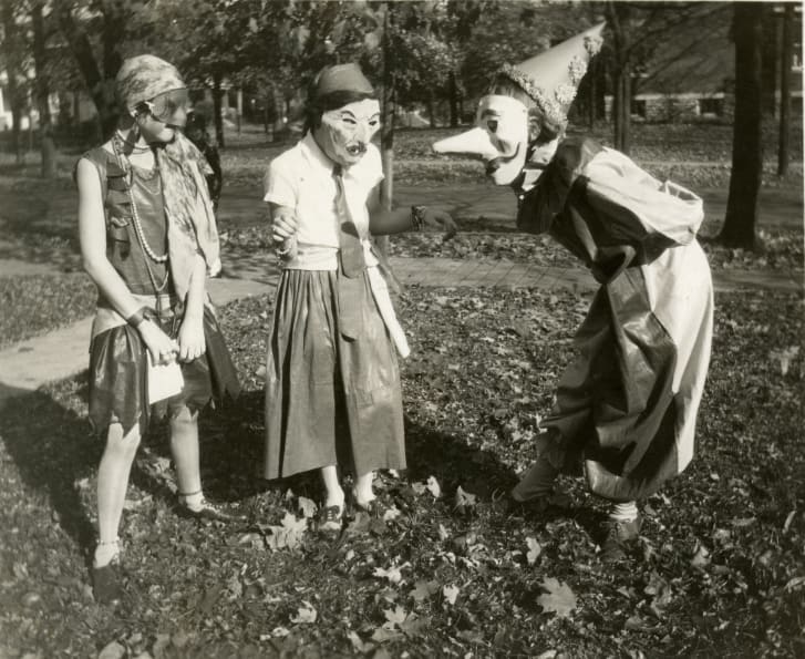 Tiga gadis menggunakan kostum untuk menyambut Halloween di kawasan College Hill di Cincinnati, Ohio, AS, 1929. Foto: Felix Koch/Cincinnati Museum Center/Getty Images