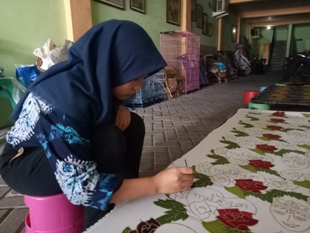 Jatuh Bangun Hanan Jalil Kelola Batik Tulis Celaket