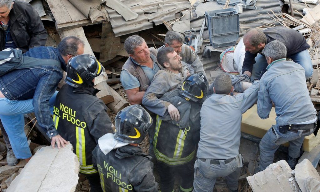 Bukti Kehancuran Gempa Italia Mulai Tampak