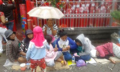 Peminta-minta Berjejal di Kelenteng Boen Tek Bio 