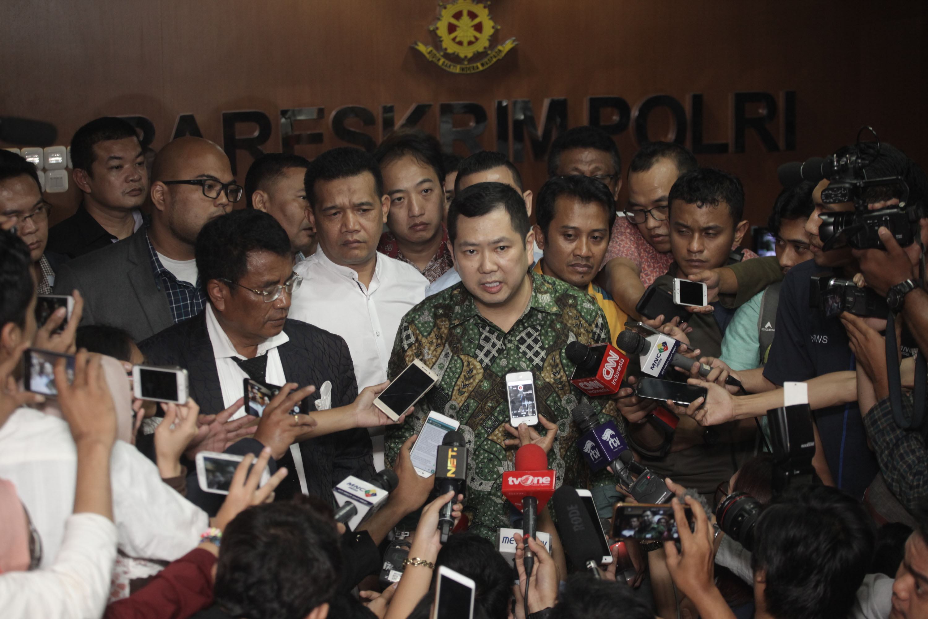 Kantong <i>Kresek</i> Hitam dan Raja Media