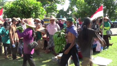 Ratusan Orang Bercaping Bawa Hasil Bumi ke Mapolres Kendal