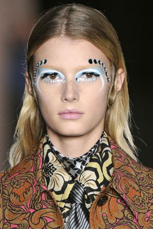 Pagelaran Busana Desainer Dunia yang Terinspirasi David Bowie
