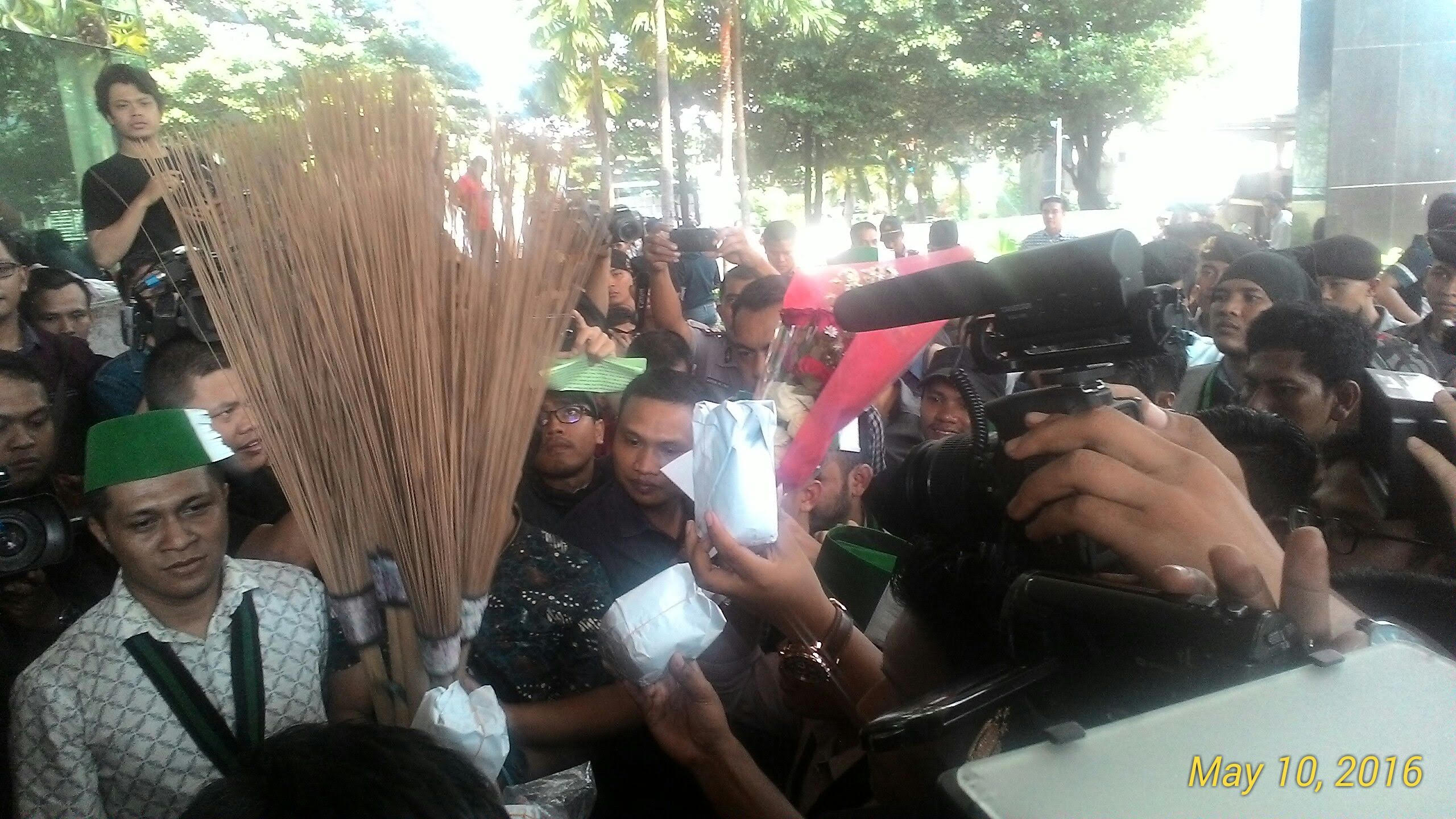 Minta Saut Mundur, HMI Berikan Sapu & Bunga untuk KPK 