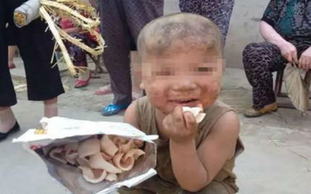 Bocah Tiongkok Dipaksa Hidup di Kandang Babi