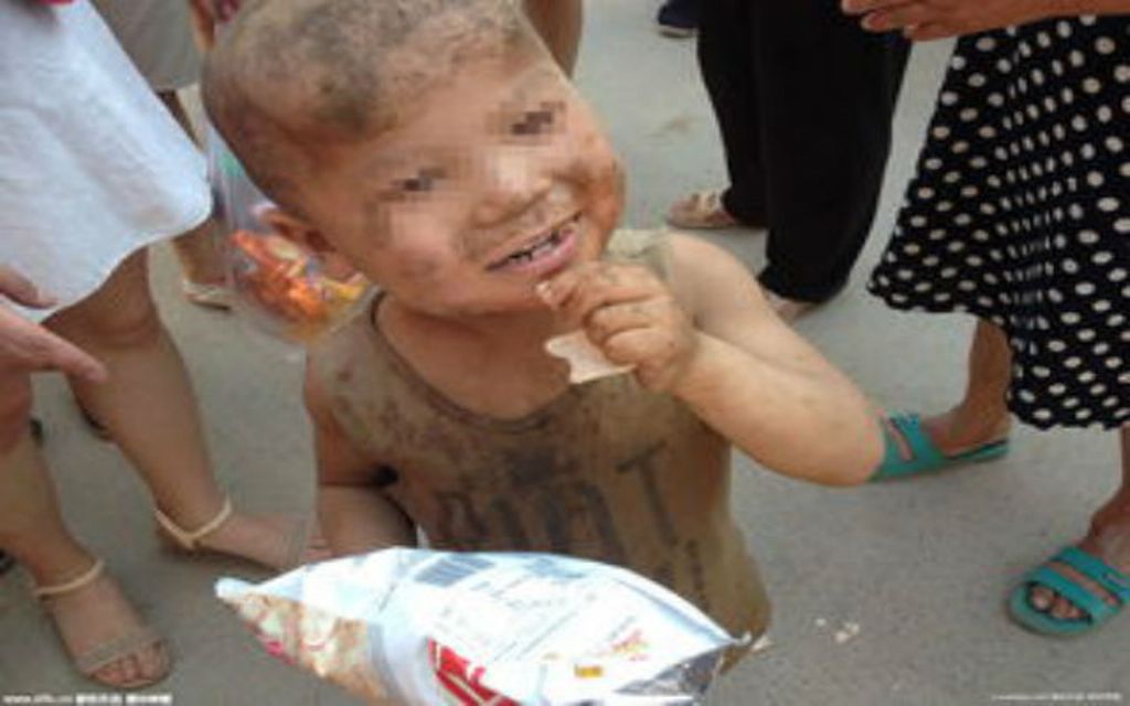 Bocah Tiongkok Dipaksa Hidup di Kandang Babi