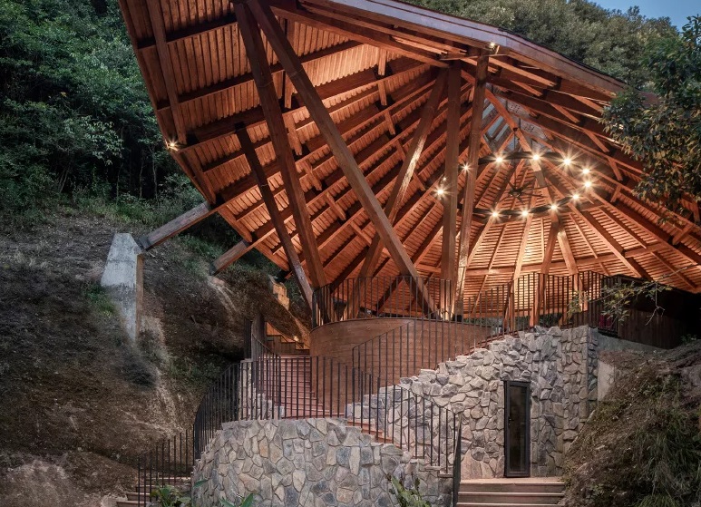 Pesona Hotel 'Buah Persik' di Puncak Bukit Tiongkok