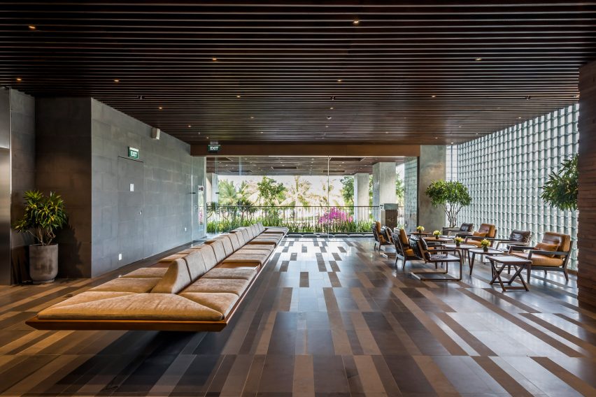 Hotel dengan Balkon Penuh Bunga di Vietnam