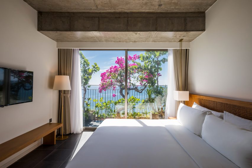Hotel dengan Balkon Penuh Bunga di Vietnam