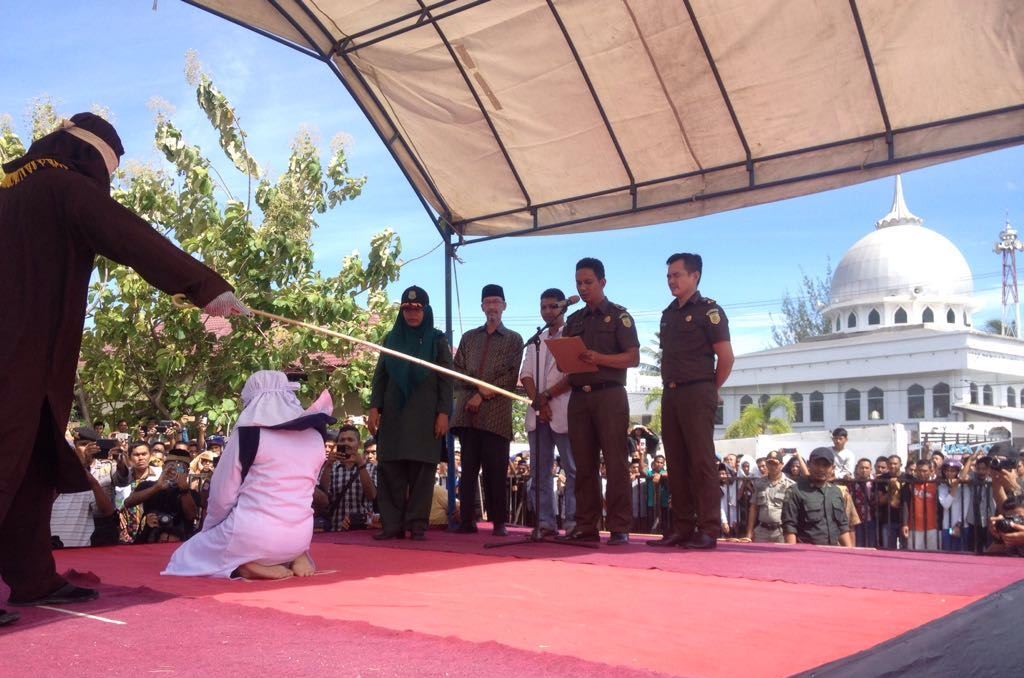Bermesraan, Mantan Anggota DPRK Pidie Dicambuk