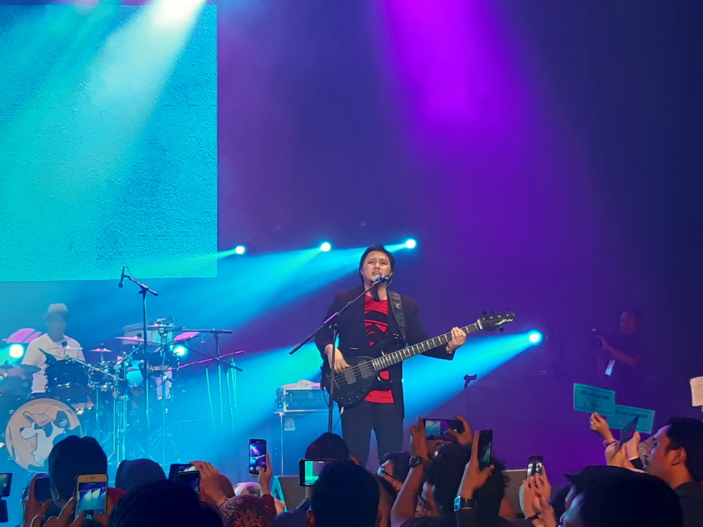 Tawa dan Air Mata di Konser Reuni Jikustik Jakarta