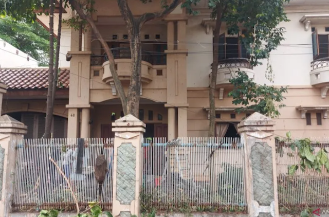 Viral Kisah Ibu Eny dan Tiko, Tinggal Dirumah Mewah Terbengkalai Tanpa Air dan Listrik