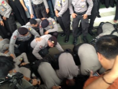 Suka Cita, Pendukung Komjen Budi dan Polisi Cukur Rambut