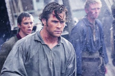 Bergulat dengan Paus Raksasa dalam In the Heart of the Sea