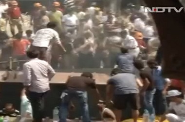 Jembatan Layang Ambruk di India, 10 Orang Tewas