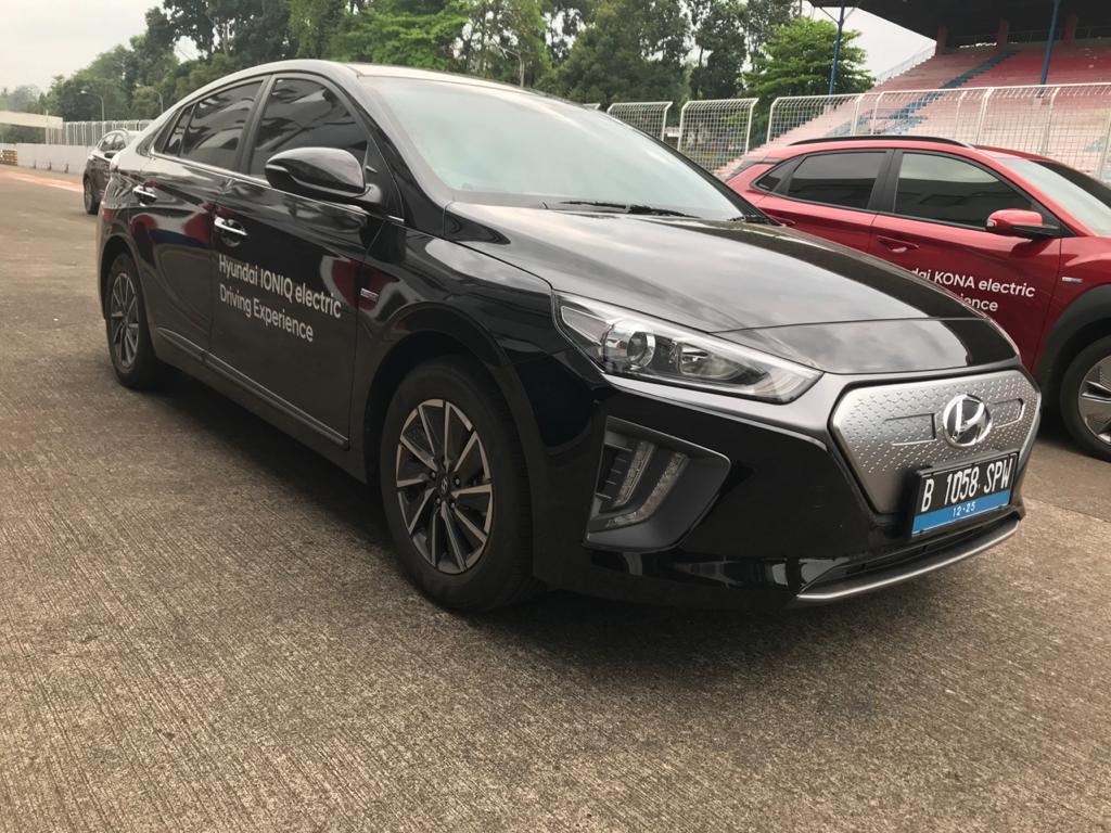Jajal Mobil Listrik Hyundai di Sirkuit, Sensasinya Seperti Mobil Balap