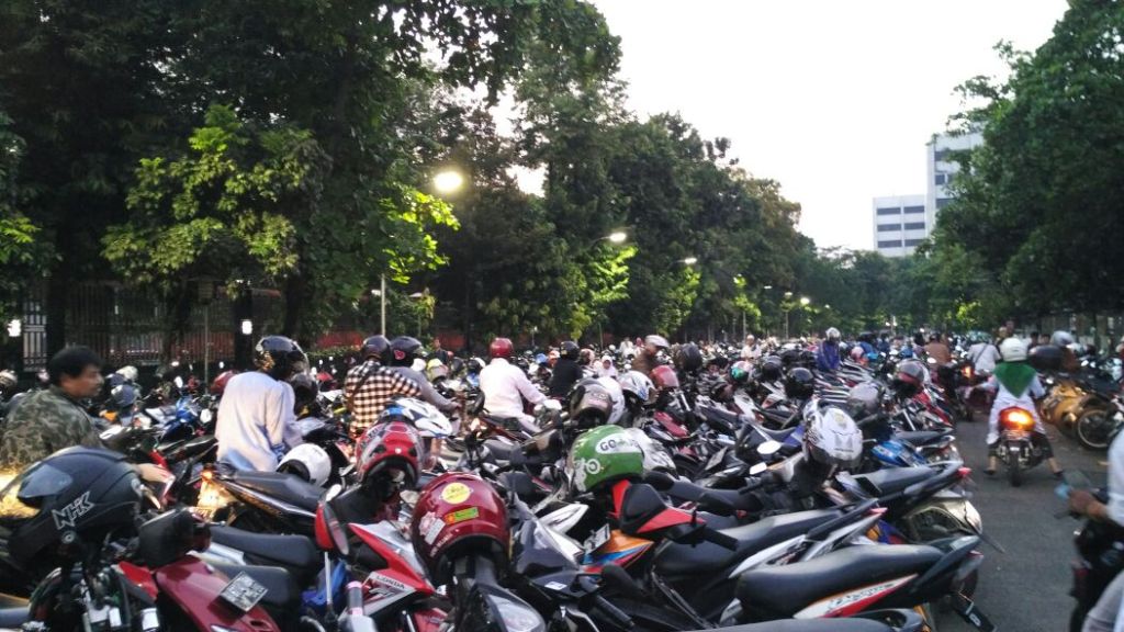 Warga DKI Penuhi Masjid Istiqlal untuk Salat Id