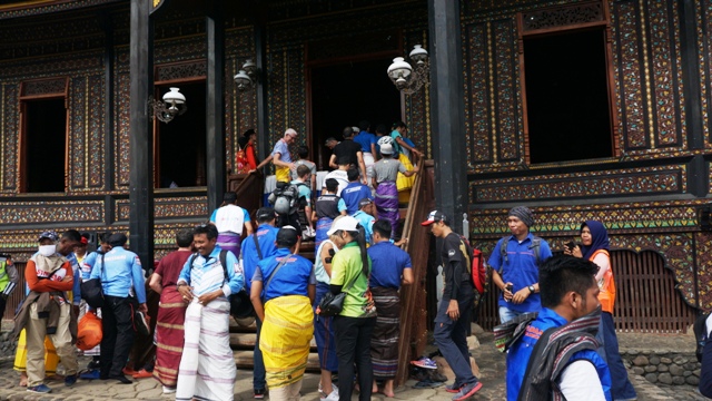 Pembalap Tour de Singkarak Nikmati Makan Bajamba di Istana Pagaruyung