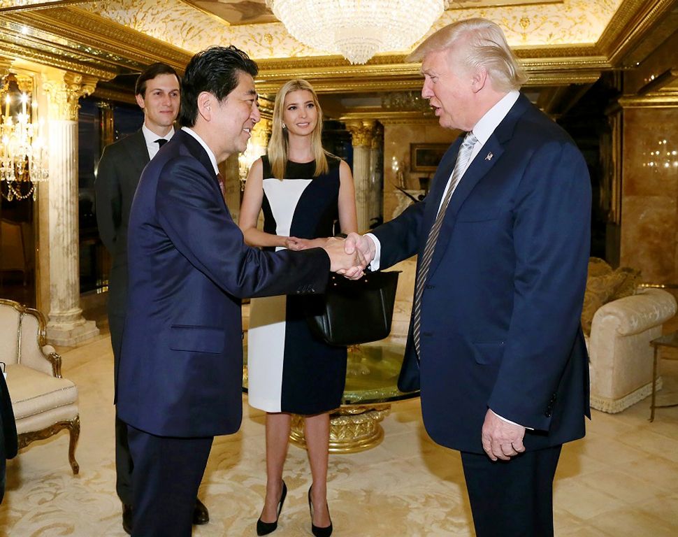 Sang Putri Duduk di Tengah Pembicaraan Trump dan PM Jepang