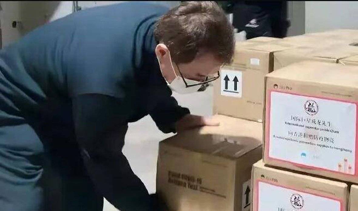 Jackie Chan tak sungkan mengangkat sumbangan peralatan medis untuk Hongkong. Foto: Today