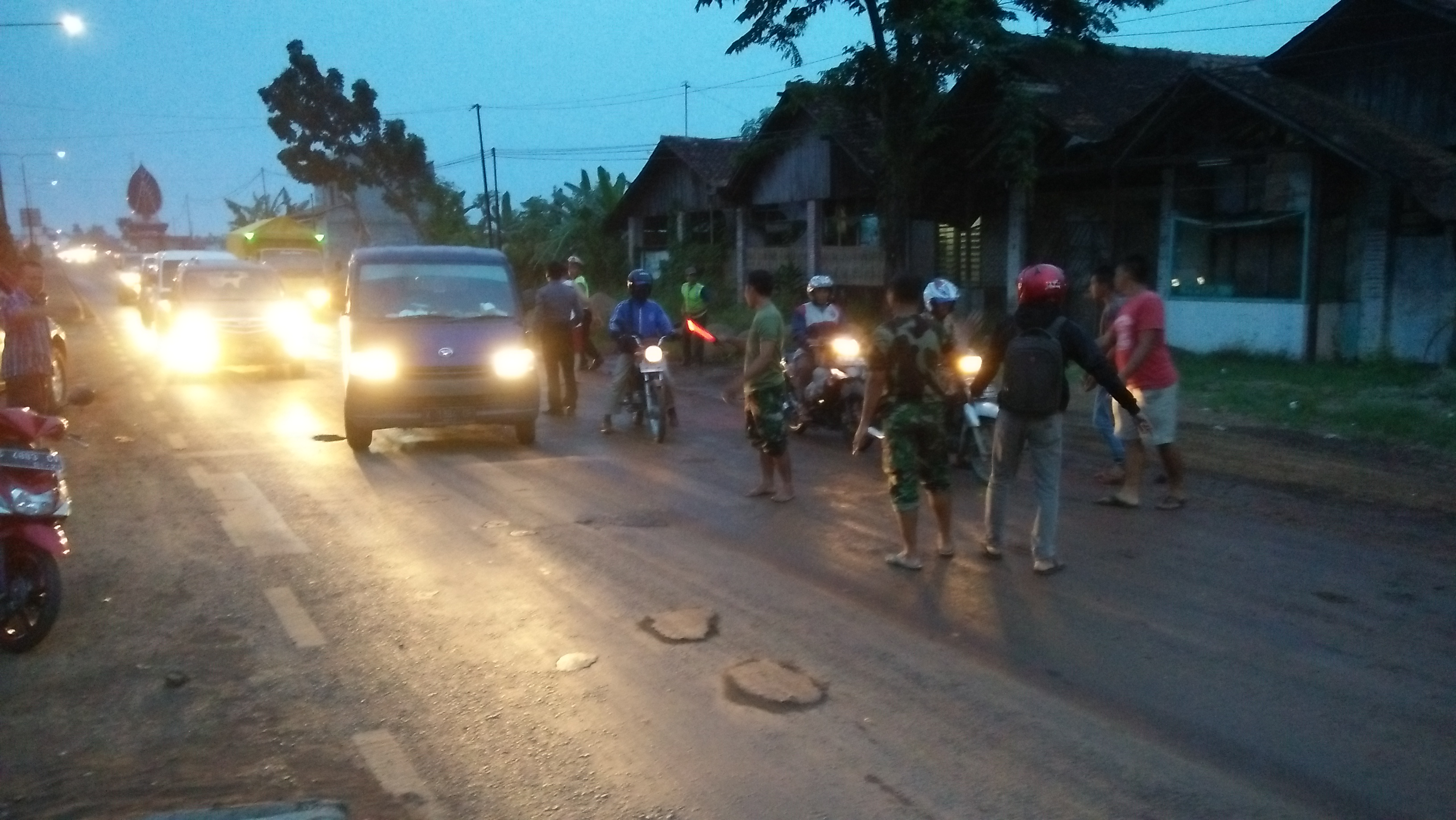 Belasan Pemotor Tergelincir Tanah Proyek Tol Batang