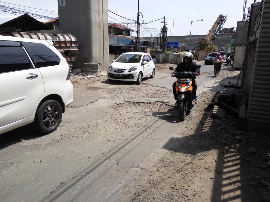 Nasib Jalan Raya Ciledug, Berlubang dan Macet Sepanjang Hari