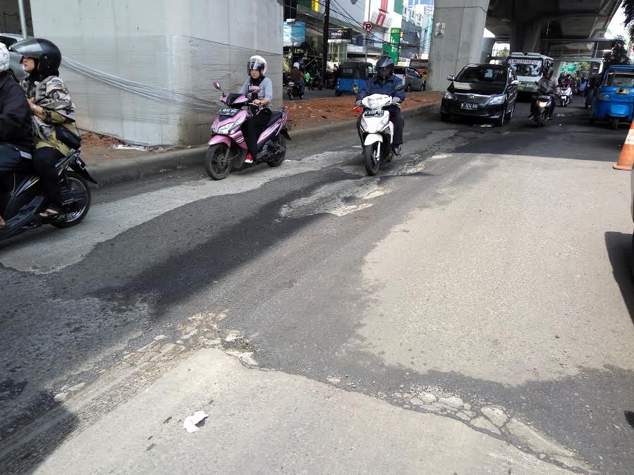 Nasib Jalan Raya Ciledug, Berlubang dan Macet Sepanjang Hari