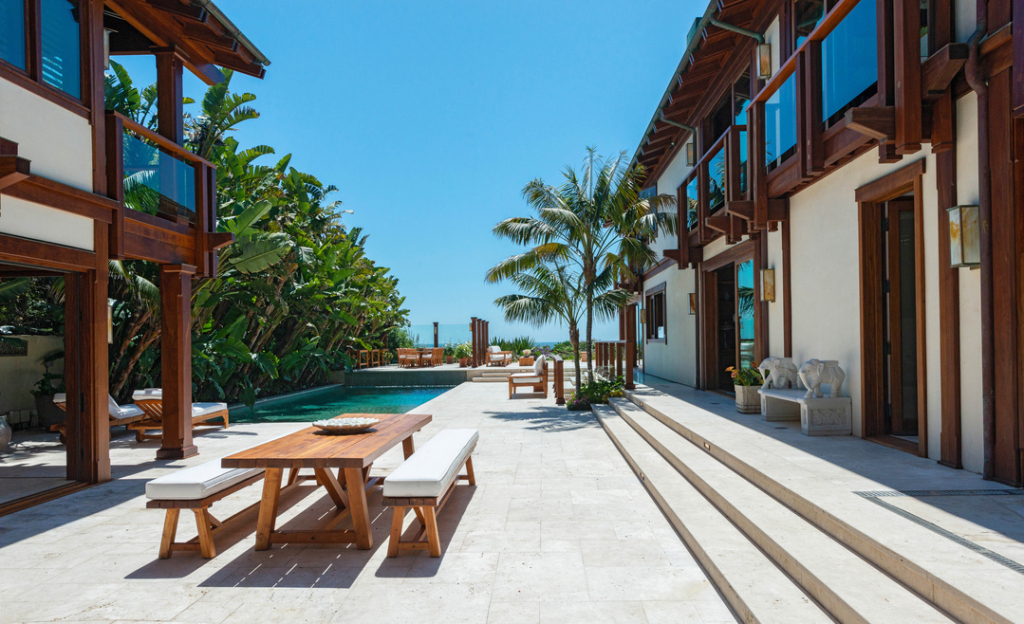 'James Bond' Jual Rumah Bergaya Thailand Senilai Rp1,4 Triliun