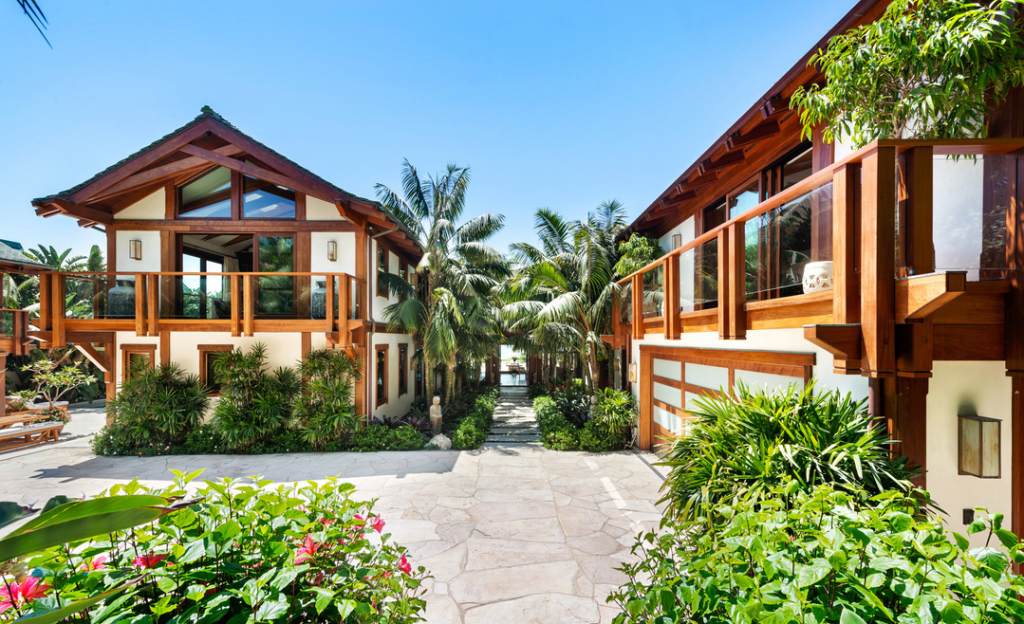 'James Bond' Jual Rumah Bergaya Thailand Senilai Rp1,4 Triliun