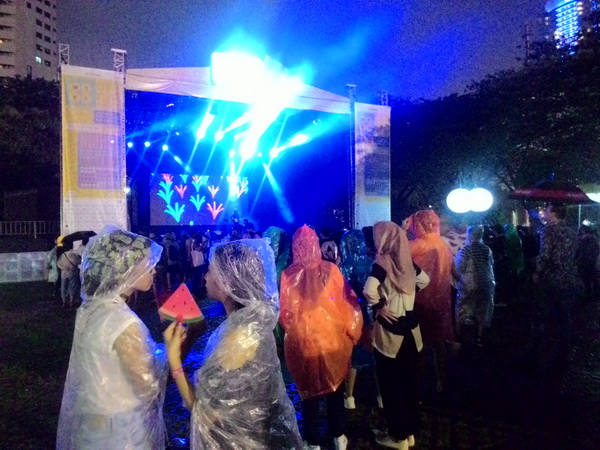 Hujan Guyur WTF 2016, Harga Jas Hujan Naik 5 Kali Lipat