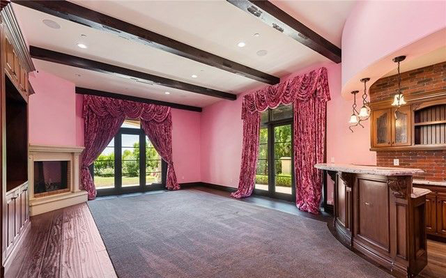 Rumah 'Barbie' Jeffree Star Dijual Rp53 Miliar