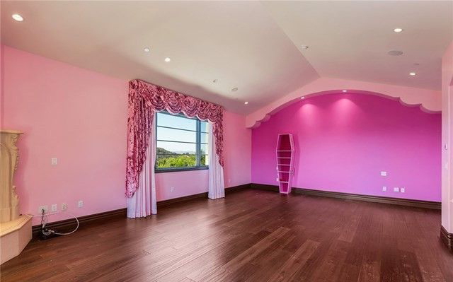 Rumah 'Barbie' Jeffree Star Dijual Rp53 Miliar
