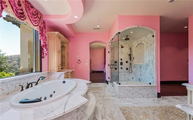 Rumah 'Barbie' Jeffree Star Dijual Rp53 Miliar