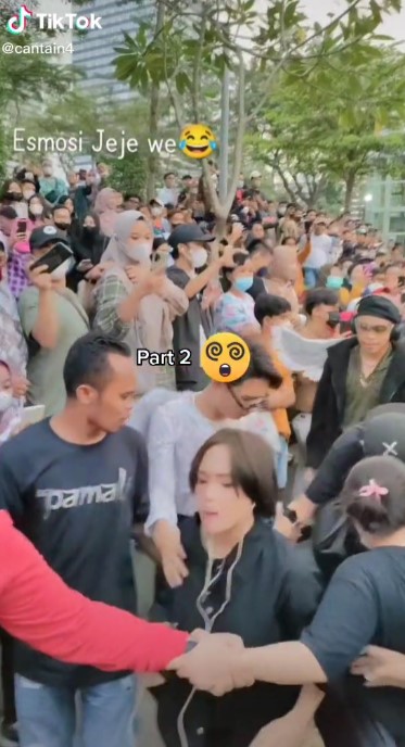 Viral Jeje Ngamuk di Kerumunan <i>Citayam Fashion Week</i>, Netizen: Belum Siap Jadi Artis