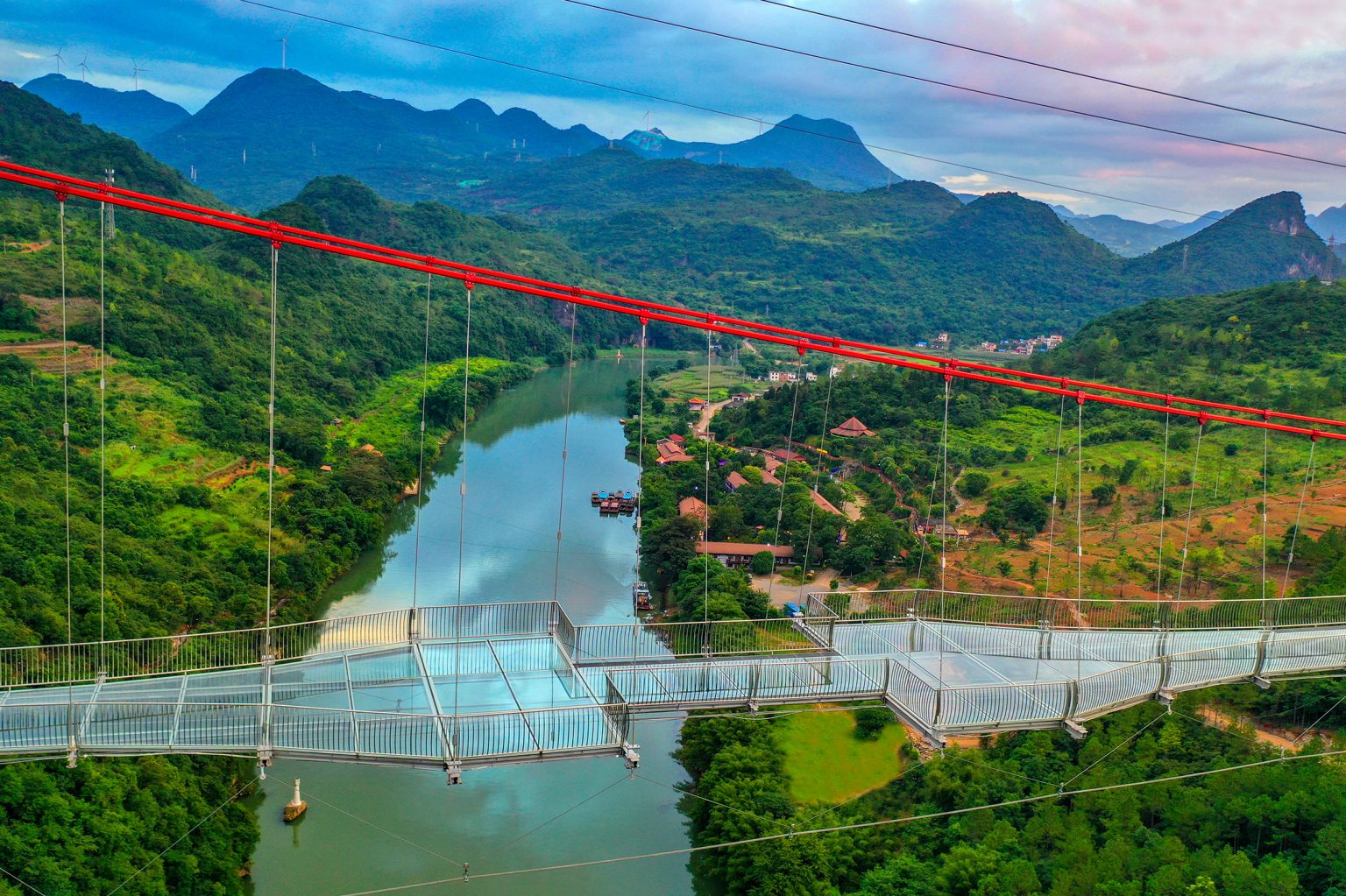 Jembatan Gantung dengan Lantai Kaca Terpanjang di Dunia