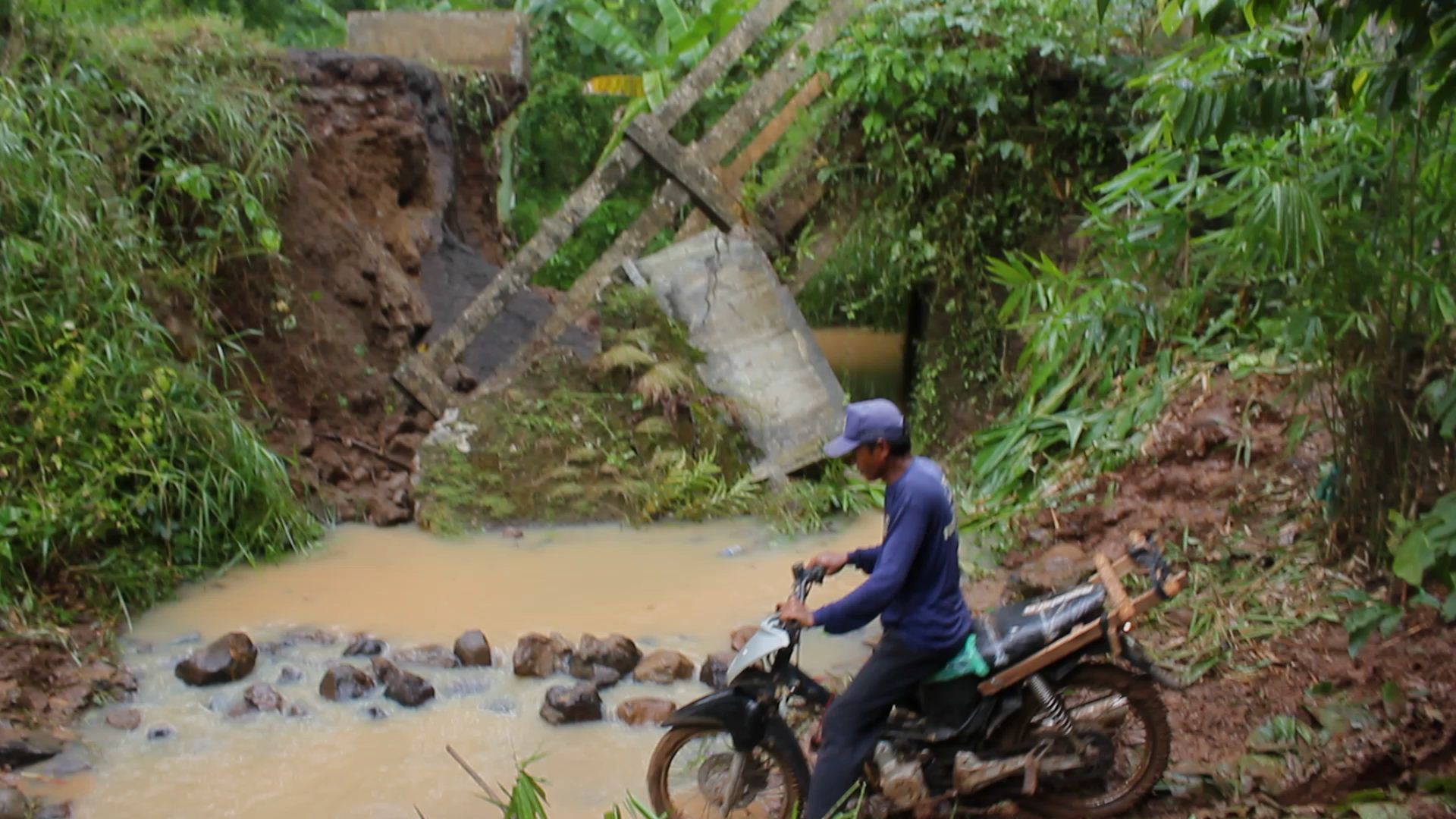 Jembatan Ambrol saat Truk Muatan Pasir Melintas